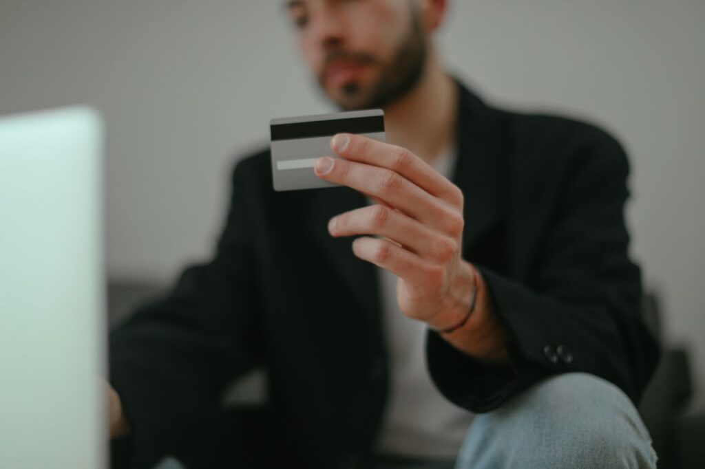 Qué factores pueden hacer bajar el score crediticio