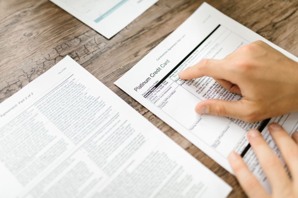 Qué factores pueden hacer subir o bajar el score crediticio